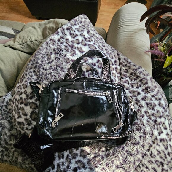 Núnoo | Patent Leather Black Crossbody Bag - Picture 5 of 11